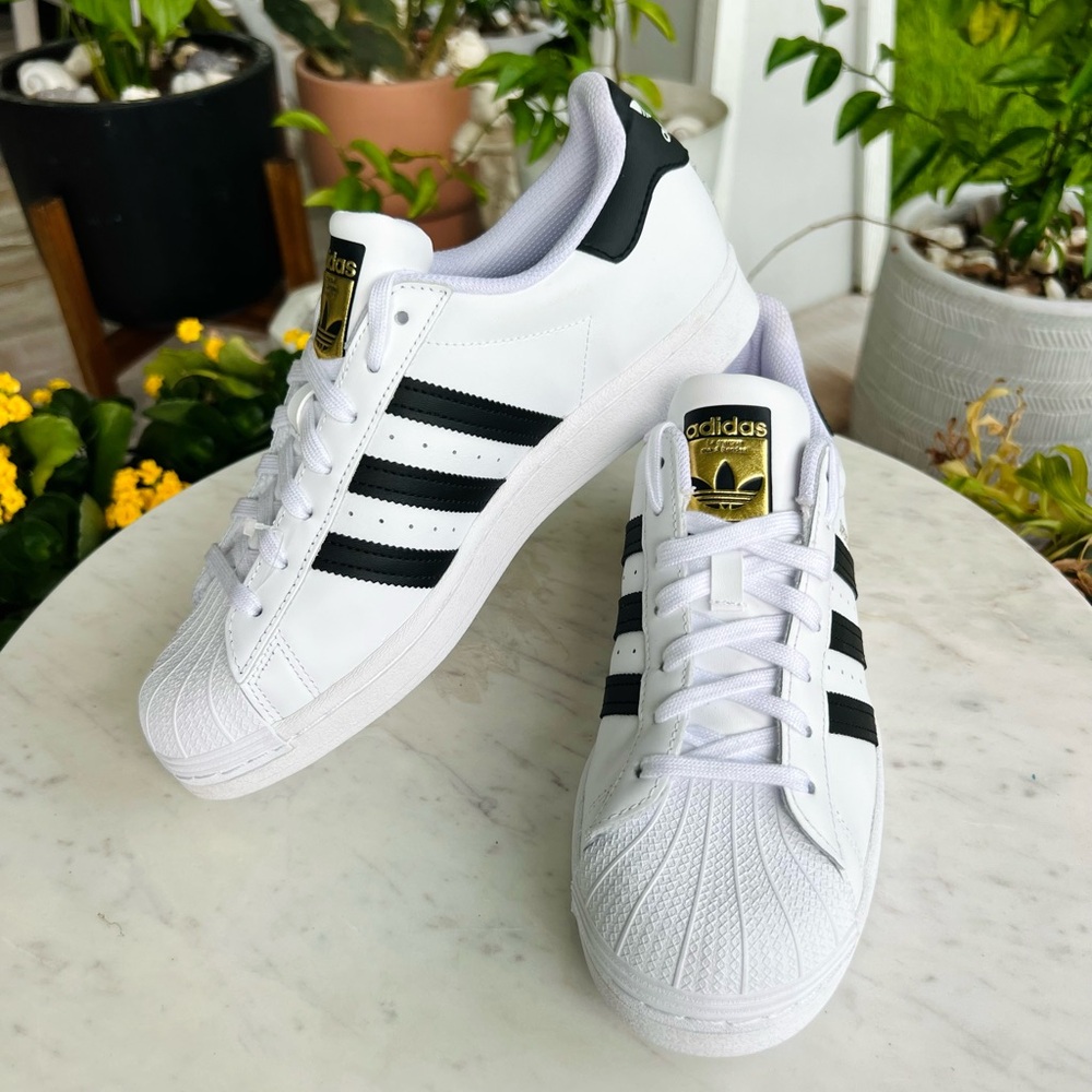 💛🤍Adidas💛🤍Superstar 💛Brand New 💛White with Black Stripes